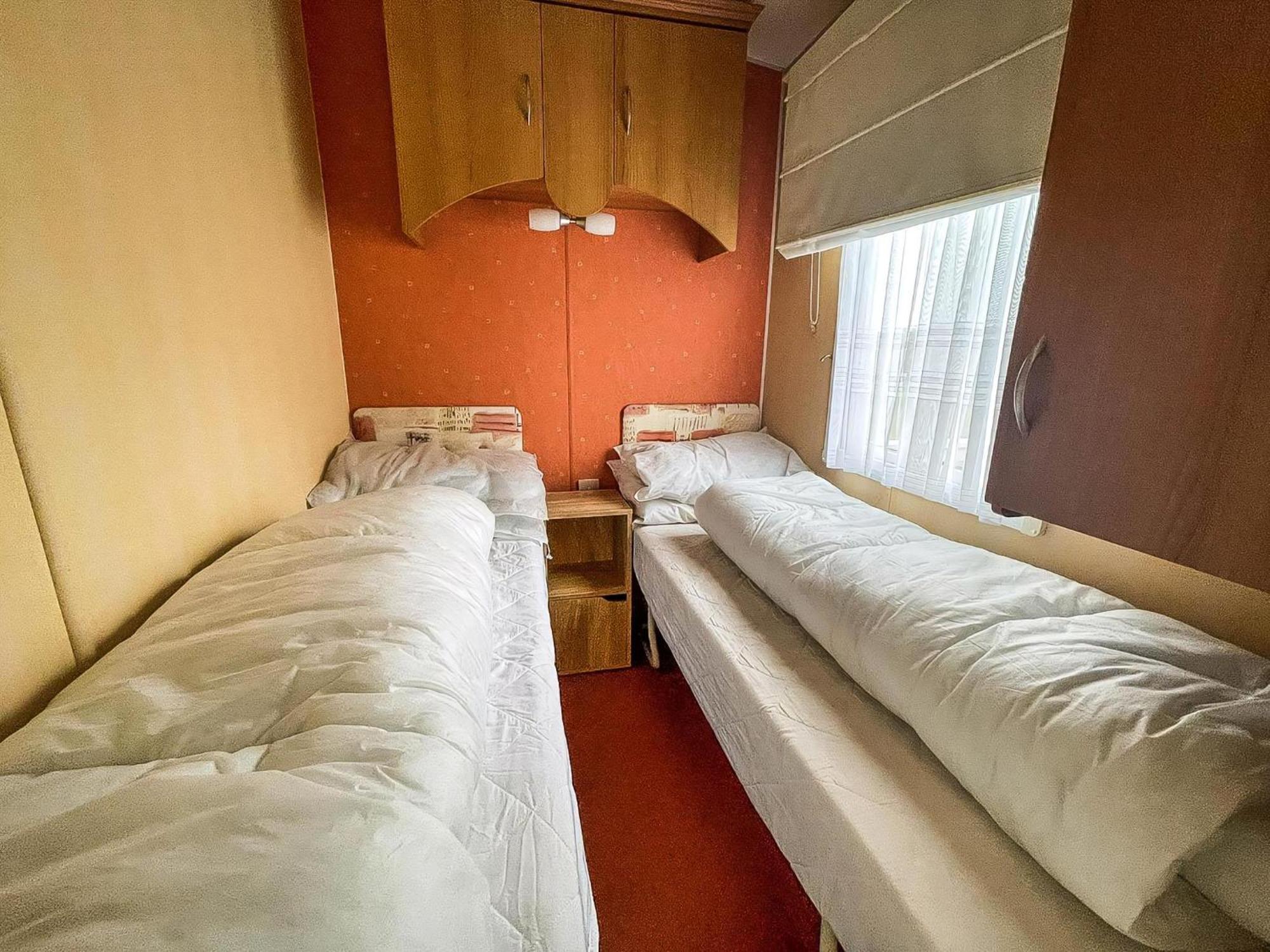 Superb Caravan By The Seaside In Kessingland, Suffolk Ref 90040Sg Benacre Exteriör bild