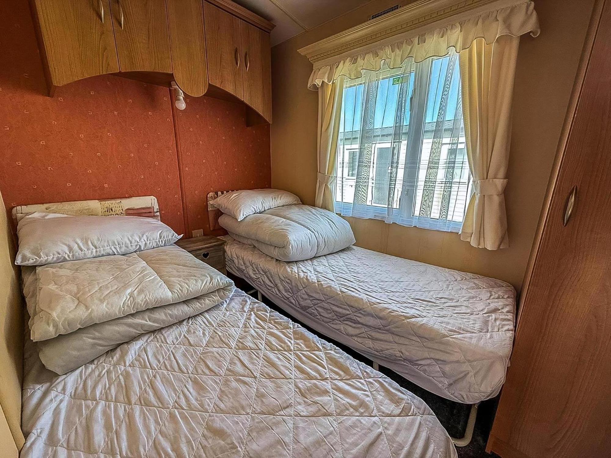 Superb Caravan By The Seaside In Kessingland, Suffolk Ref 90040Sg Benacre Exteriör bild